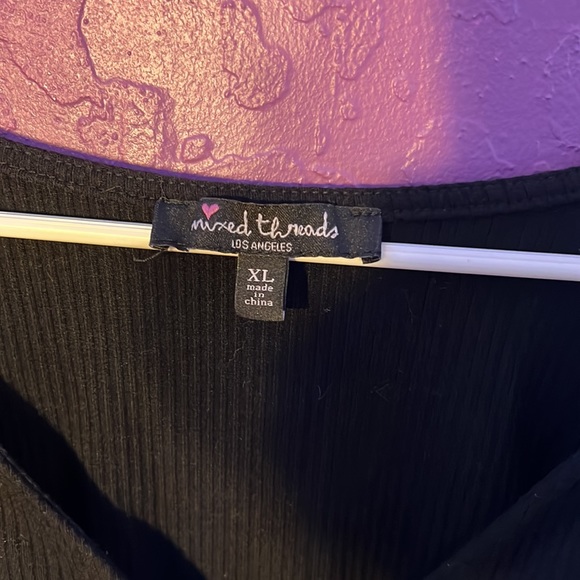 black cropped tied shirt - Picture 3 of 3